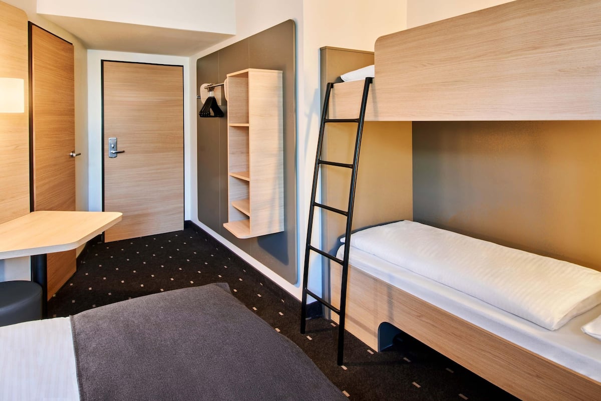 Hypo-allergenic bedding, desk, soundproofing, free WiFi