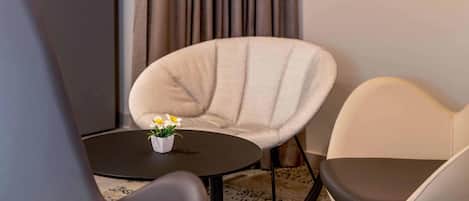 Allergikerbettwaren, Schreibtisch, schallisolierte Zimmer