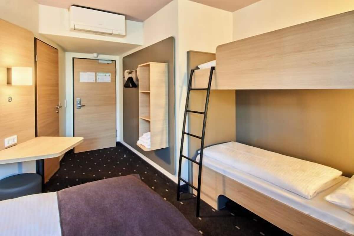 Biancheria da letto ipoallergenica, una scrivania, insonorizzazione