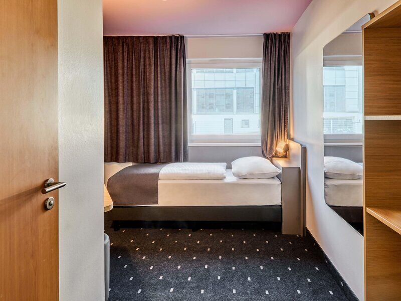 Hypo-allergenic bedding available, desk, soundproofing, WiFi (free)