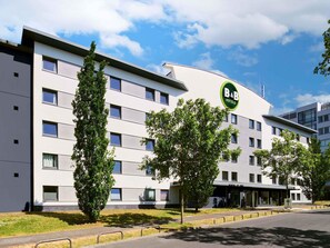 A modern B&B hotel with a white facade, multiple windows, and a green logo. - B&B Hotel Frankfurt-Niederrad (Frankfurt)
