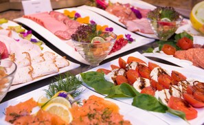 Tägliches Frühstücksbuffet gegen Gebühr