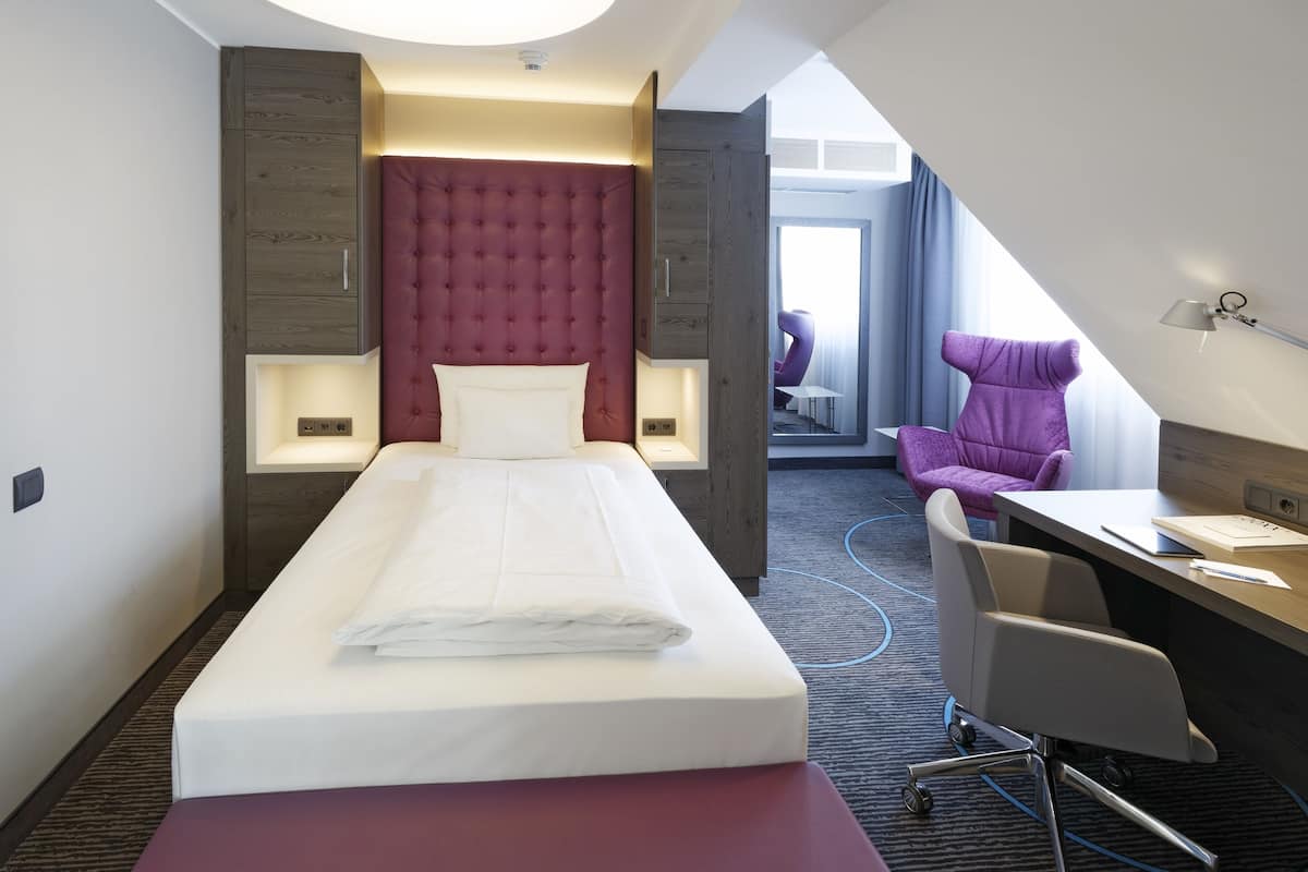 Business Single Room | Premium bedding, minibar, in-room safe, desk