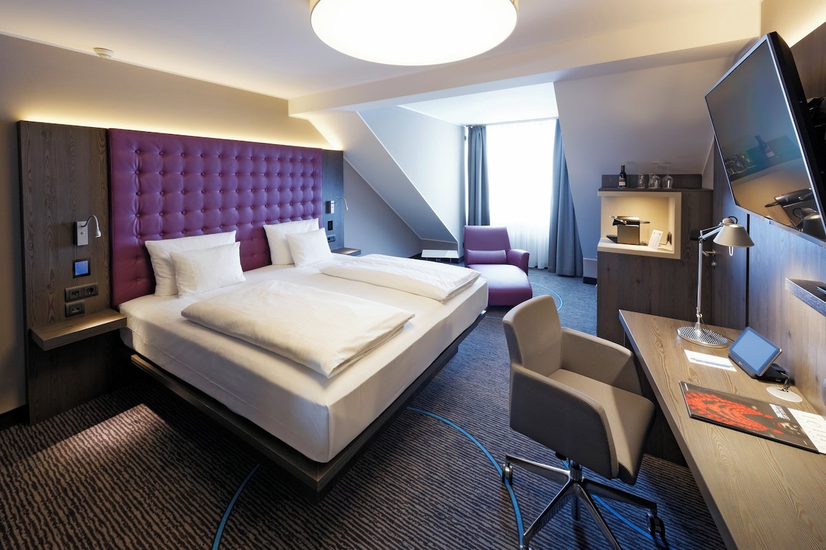Premium bedding, minibar, in-room safe, desk