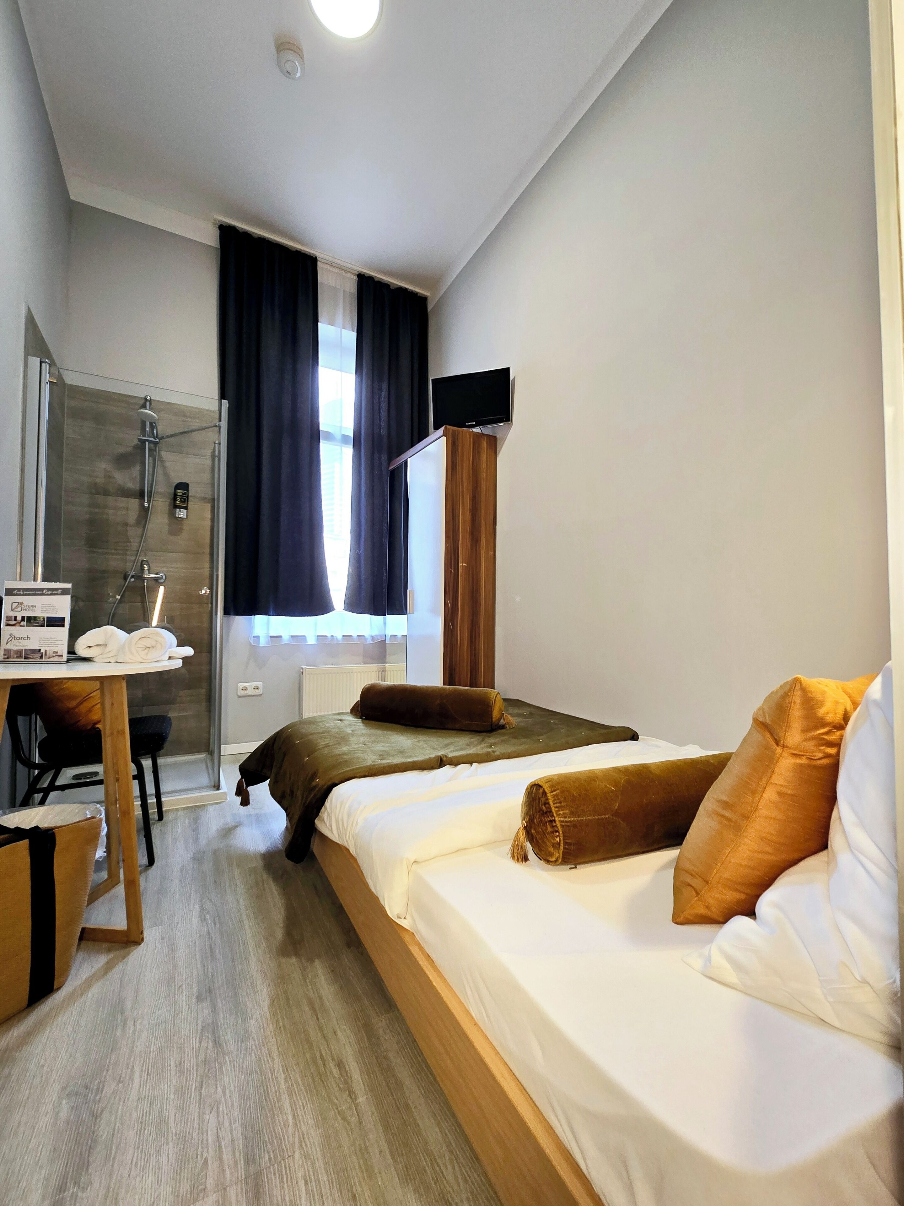 Single Room Private External Bathroom | Bathroom | Shower, free toiletries, hair dryer, slippers