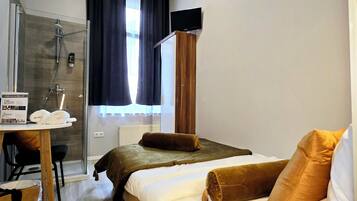 Single Room Private External Bathroom | Bathroom | Shower, free toiletries, hair dryer, slippers
