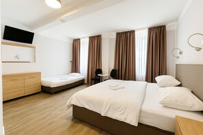 Habitación triple City | Ropa de cama hipoalergénica, cortinas opacas, sistema de insonorización