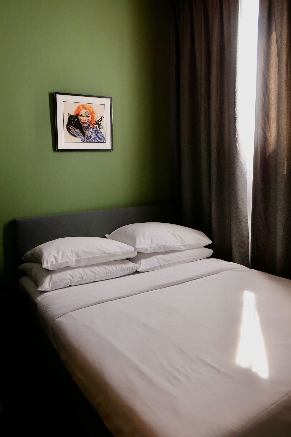 Tabla de planchar con plancha, wifi gratis y ropa de cama 