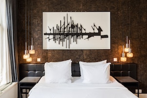 Tabla de planchar con plancha, wifi gratis y ropa de cama