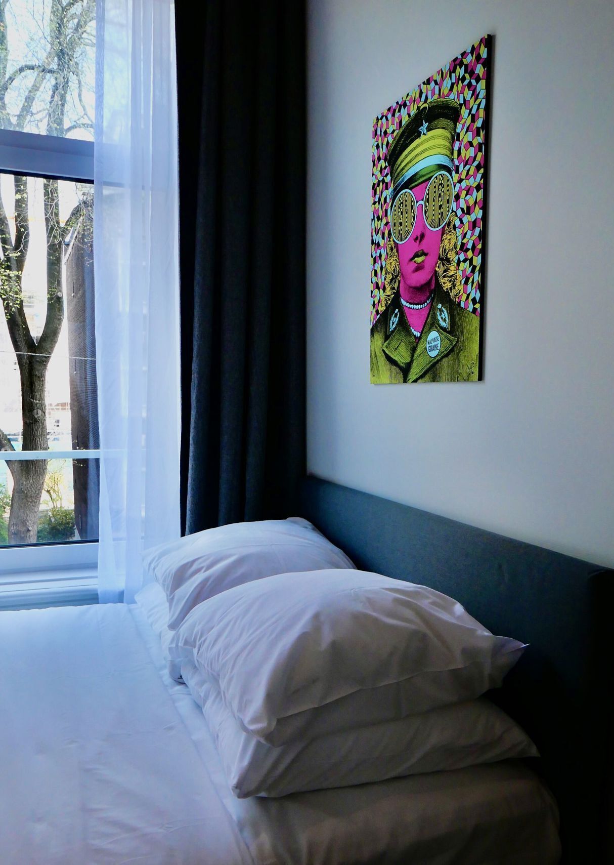 Tabla de planchar con plancha, wifi gratis y ropa de cama 