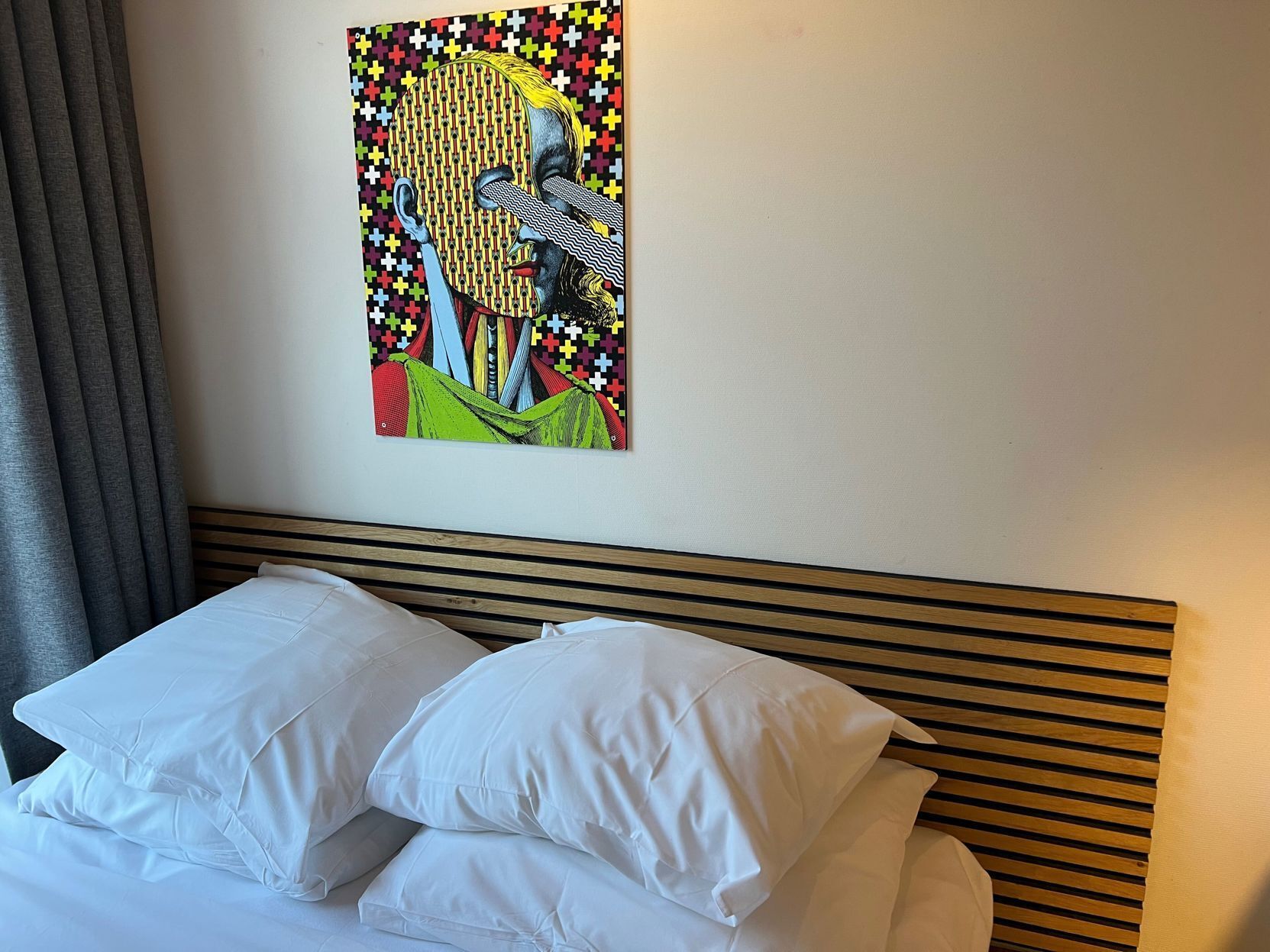 Tabla de planchar con plancha, wifi gratis y ropa de cama 