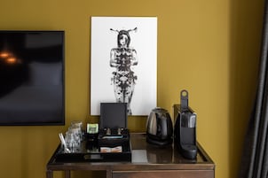 Tabla de planchar con plancha, wifi gratis y ropa de cama