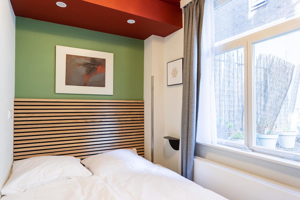Eenvoudige tweepersoonskamer, 1 tweepersoonsbed, privébadkamer | Een strijkplank/strijkijzer, gratis wifi, beddengoed