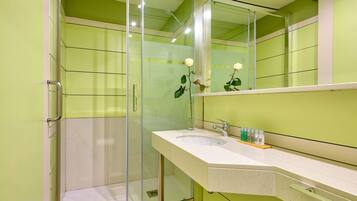 Standaard suite, kitchenette | Badkamer | Een douche, gratis toiletartikelen, een haardroger, handdoeken