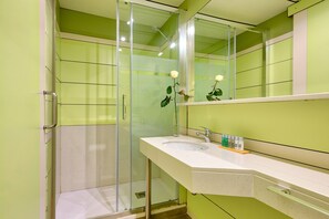 Standard Suite, Kitchenette | Bathroom | Shower, free toiletries, hair dryer, towels - Bonanova Suite Hotel (Barcelona)