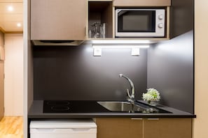 标准套房, 简易厨房 | 私人厨房 | 冰箱、微波炉、炉灶、厨具/餐具