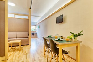 Standard-Suite, Kochnische | Minibar, Zimmersafe, Schreibtisch, laptopgeeigneter Arbeitsplatz