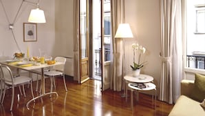 Suite Deluks, 1 kamar tidur, kamar mandi pribadi | Makan di kamar