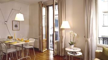 Deluxe-Suite, 1 Schlafzimmer, eigenes Bad | Essbereich im Zimmer