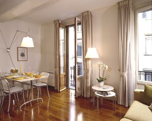 Deluxe Suite, 1 Bedroom, Private Bathroom | In-room dining - Residence Hilda (Florence)