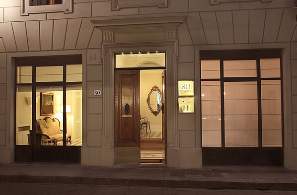 Front of property – evening/night - Residence Hilda (Florence)