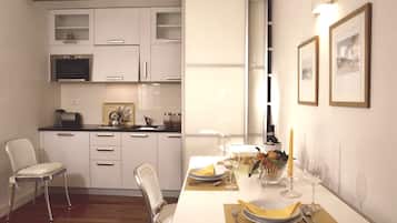 Suite Luxe, 1 chambre, salle de bains privée | Coin cuisine privé | Grand réfrigérateur, micro-ondes, plaque de cuisson, grille-pain