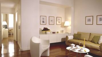 Un salon moderne comprenant un canapé, des fauteuils, une table basse et un coin repas avec une table et des chaises.