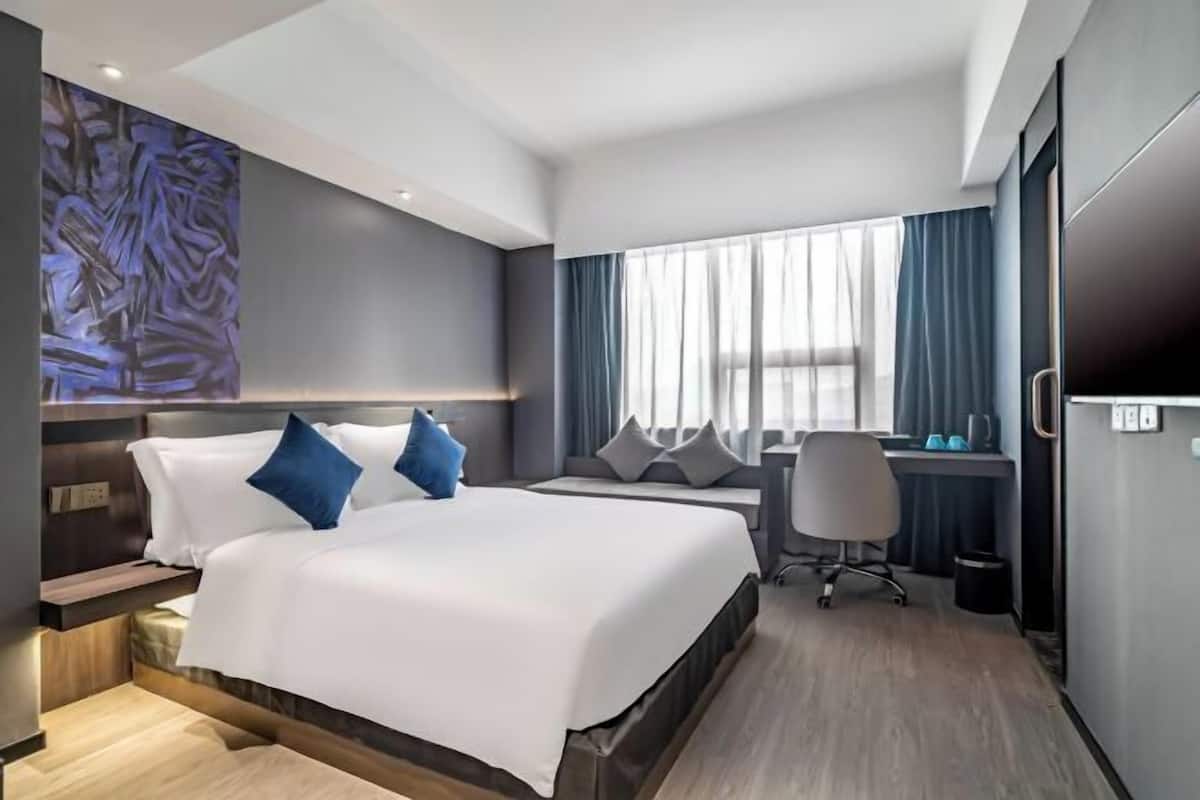 In-room safe, desk, rollaway beds (surcharge), WiFi (free)