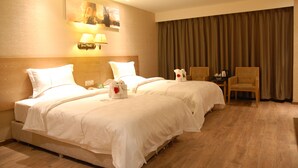 A hotel room with two beds, a wooden headboard, a nightstand with a lamp, a chair, and a painting on the wall. - Insail Hotels (Guangyuanxincun Jingtai Pedestrian Street Guangzhou) (Guangzhou)
