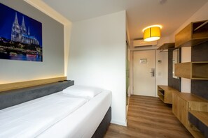 Standard Single Room, Private Bathroom | Room amenity - Hotel Triton (Cologne)
