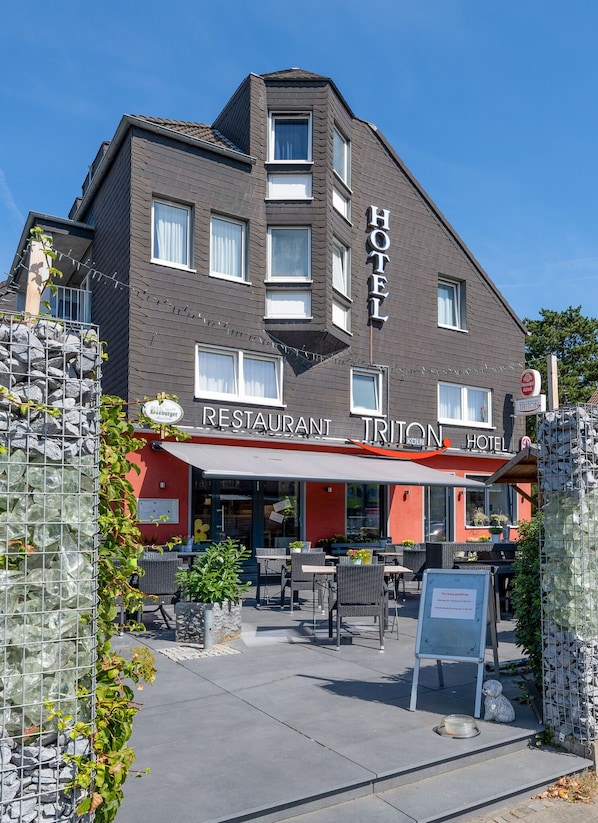 A hotel with a restaurant named "TRITON HOTEL" and "RESTAURANT TRITON".