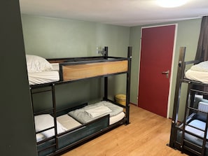 Dormitório compartilhado, em dormitório misto, suíte (6 persons) | Wi-Fi de cortesia, roupa de cama
