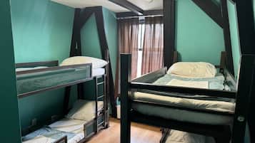 Shared Dormitory, Mixed Dorm, Ensuite (4 persons) | Free WiFi, bed sheets