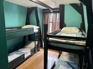 Dormitorio compartido, dormitorio mixto, baño en la habitación (4 persons) | Wifi gratis y ropa de cama