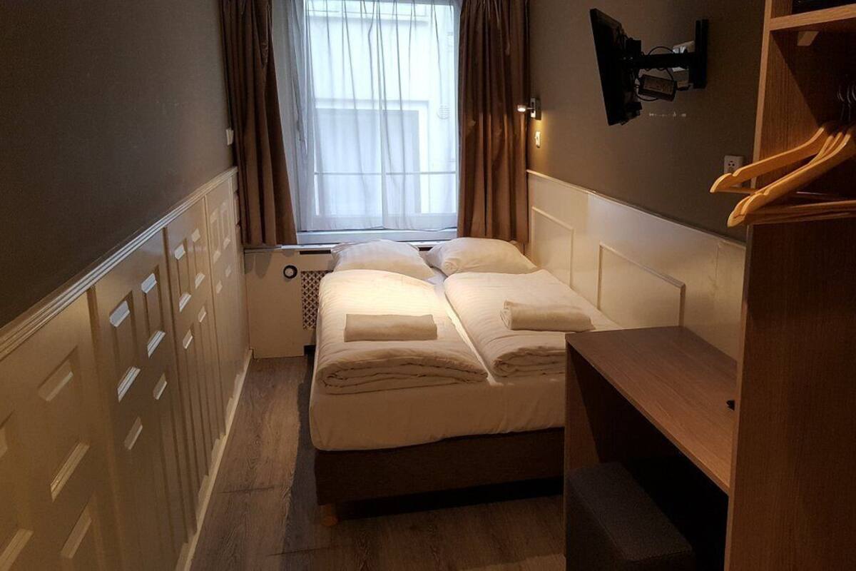 In-room safe, desk, iron/ironing board (on request), WiFi (free)