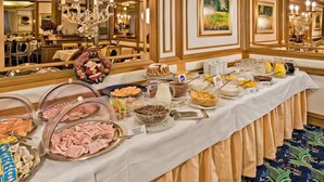 Bữa sáng buffet hàng ngày với phụ phí nhỏ 