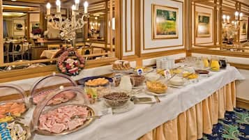 Desayuno buffet (EUR 14 por persona)
