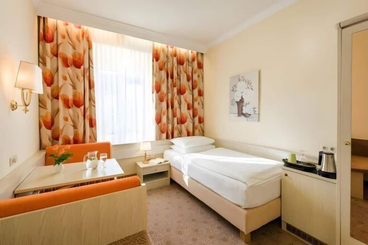 Hypo-allergenic bedding, Select Comfort beds, minibar, in-room safe