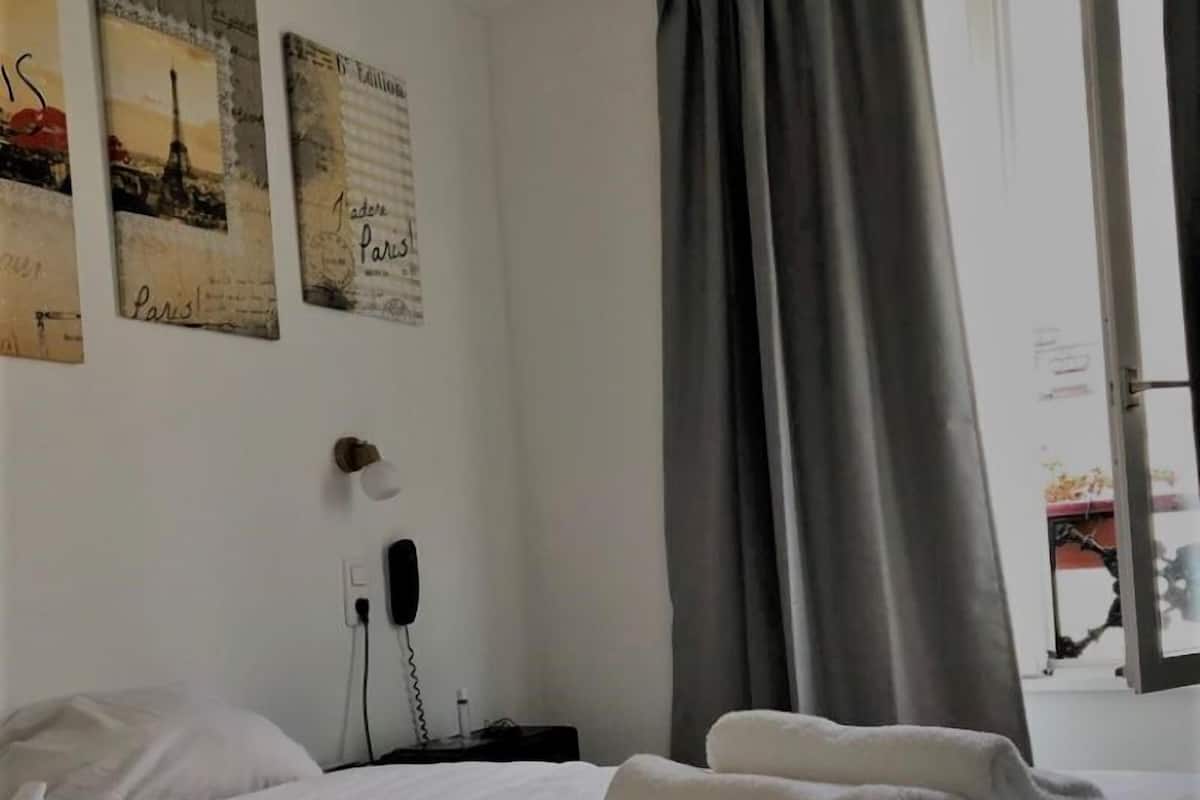Minibar, in-room safe, soundproofing, WiFi (free)
