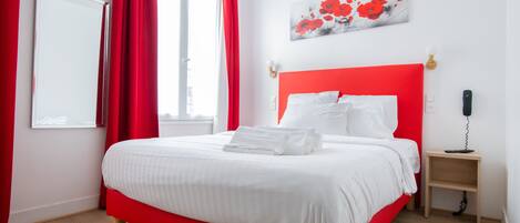 Superior Double Room, Bathtub | City view