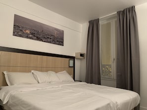 Tvåbäddsrum | Minibar, värdeförvaringsskåp på rummet, ljudisolering och gratis wi-fi