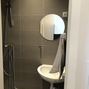 Habitación doble estándar | Baño | Regadera y toallas 