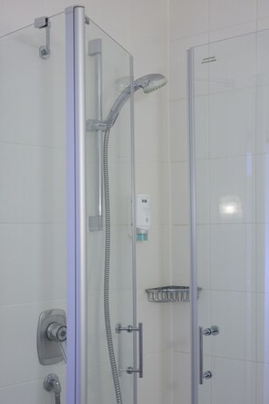 Bathroom shower - Hotel Restaurant Flora (Dormagen)