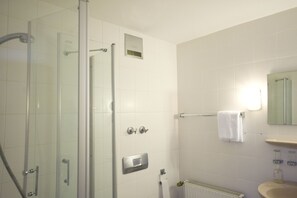 Douche, sèche-cheveux, serviettes fournies