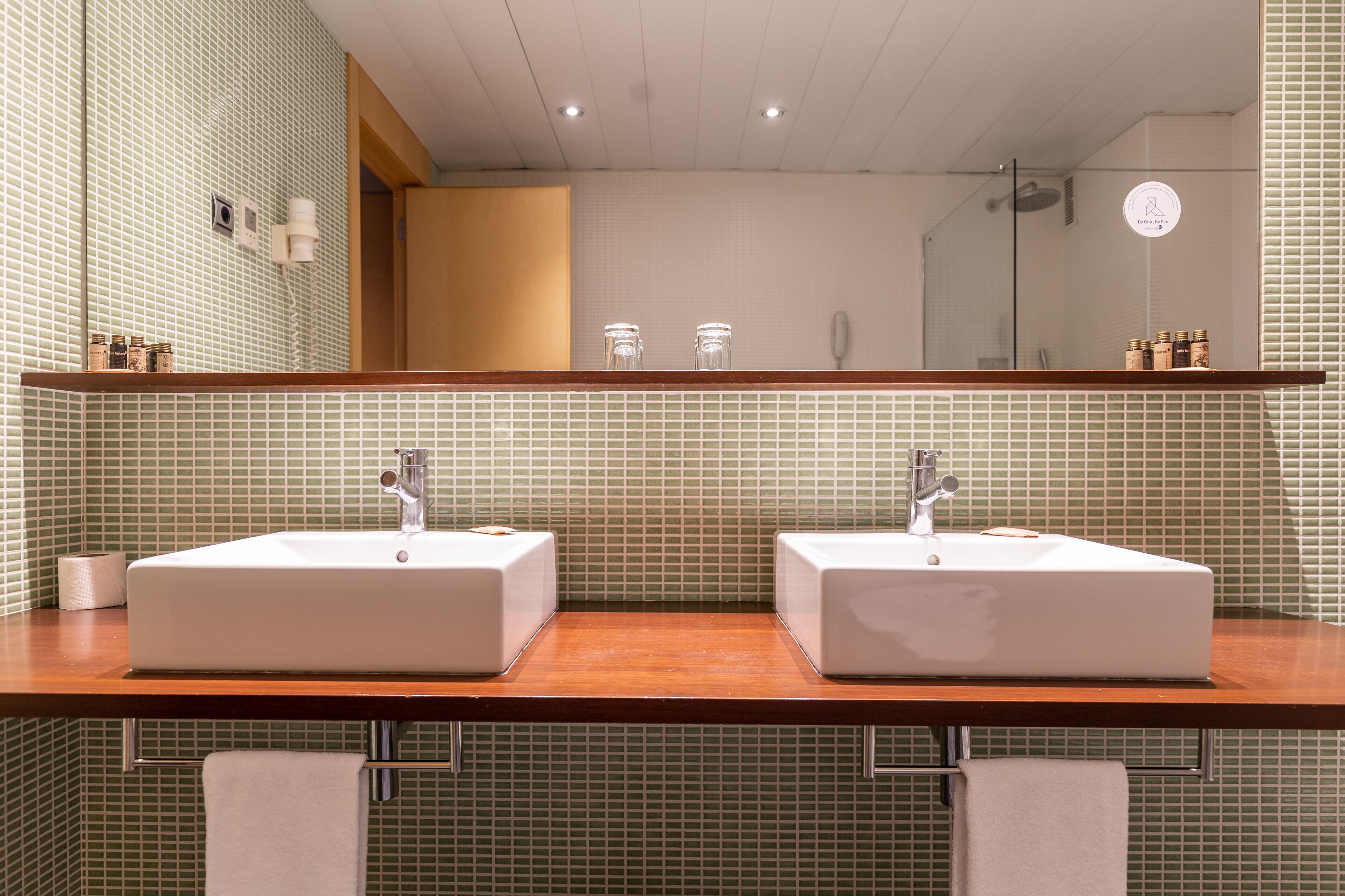 superior room | bathroom | free toiletries, hair dryer, towels