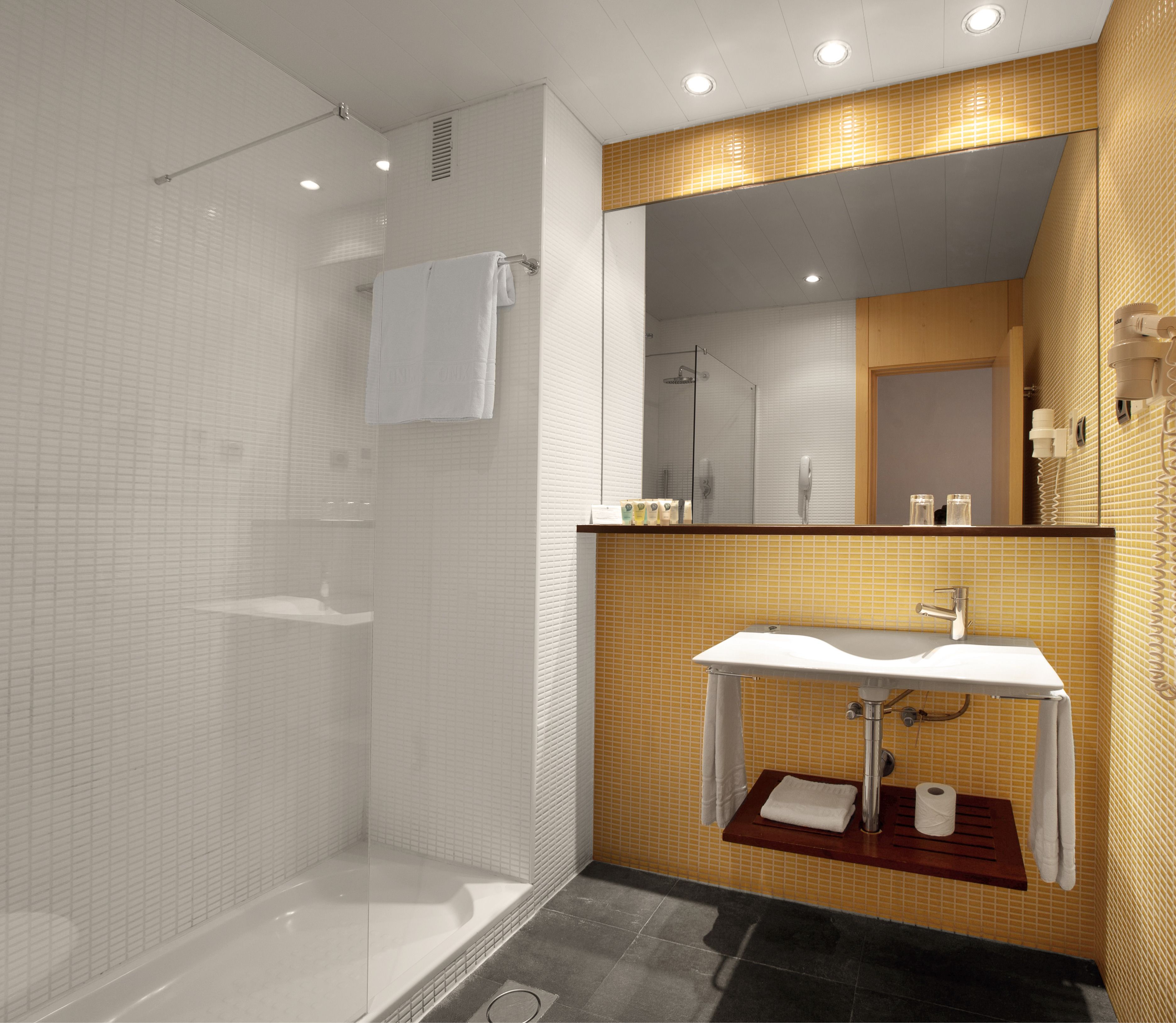 1 bedroom, minibar, individually decorated, desk