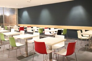 Tägliches Frühstücksbuffet (14 EUR pro Person)