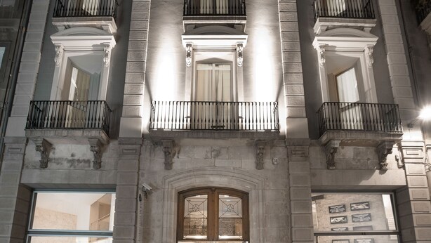 A multi-story building with a grand entrance, large windows, and balconies. - Onix Liceo (Barcelona)