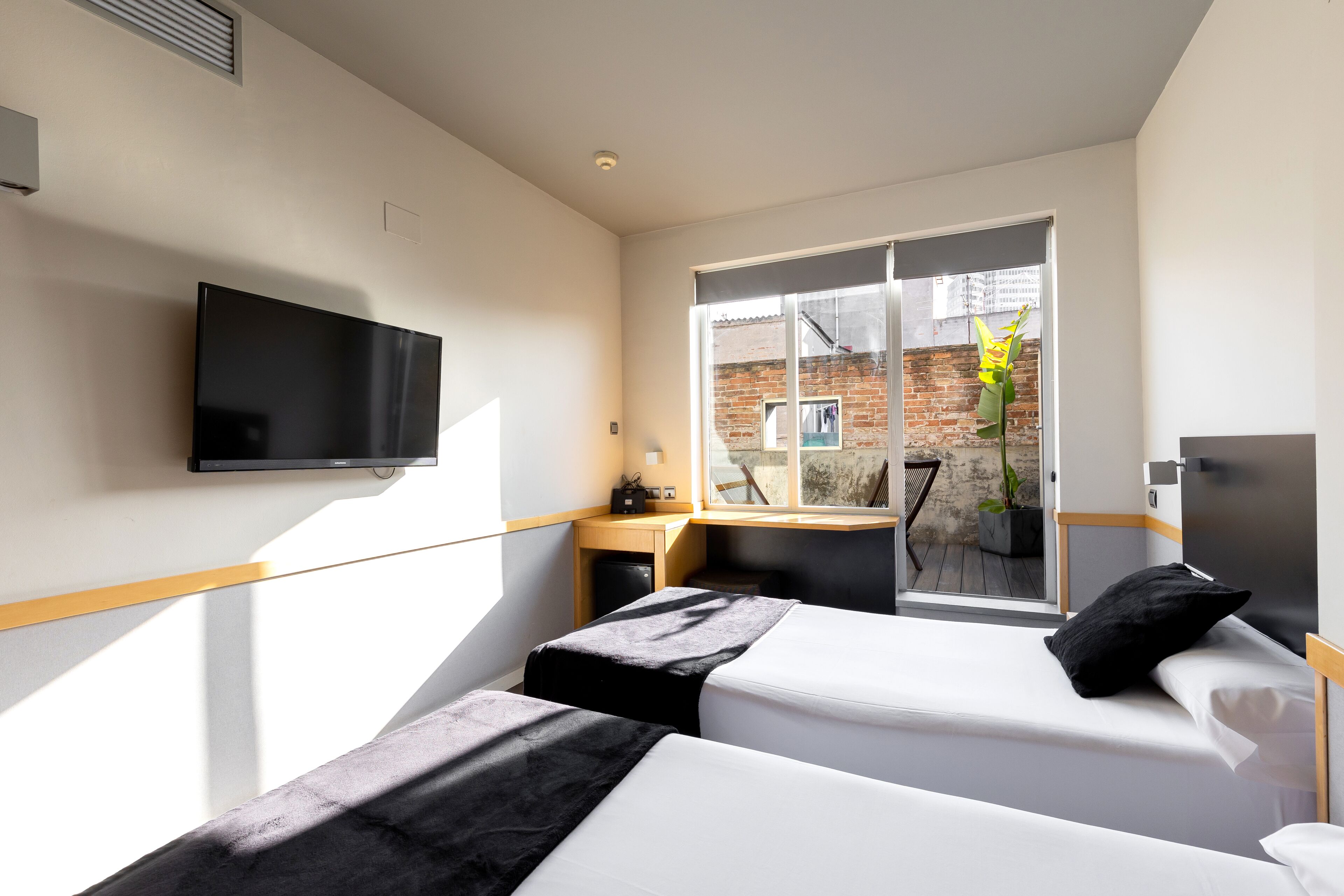 double room, terrace | 1 bedroom, minibar, individually decorated, desk