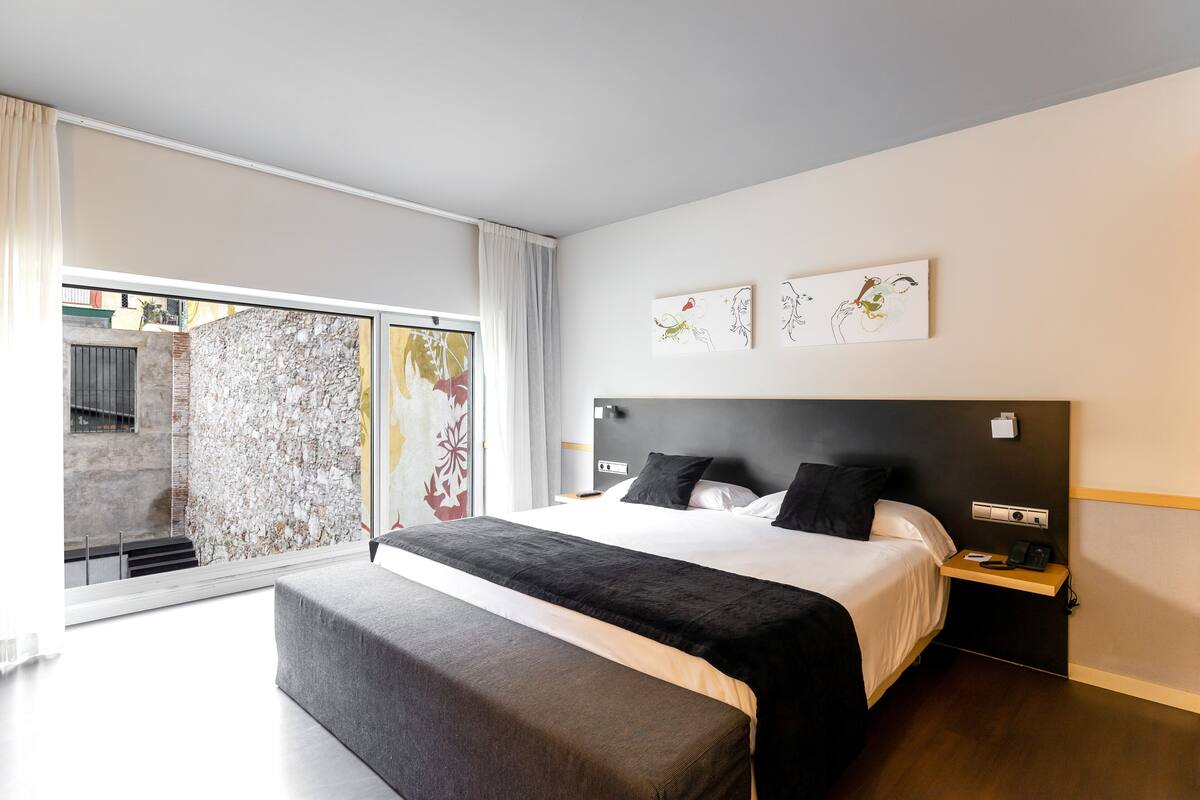 Minibar, escritorio, cortinas blackout y wifi gratis